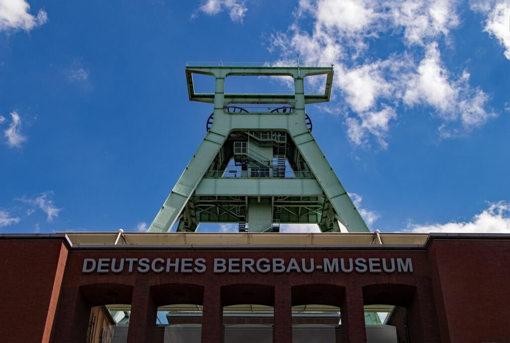 Förderturm des Deutschen Bergbau-Museums Bochum unter blauem Himmel, regionaler Bezug zu Nachtigal Services für beglaubigte Übersetzungen in Russisch, Deutsch und Englisch.