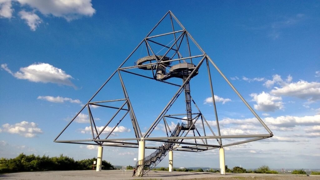 Der Tetraeder auf der Halde Beckstraße in Bottrop unter blauem Himmel, Symbol für die Region und Hinweis auf professionelle Übersetzungen von Nachtigal Services.