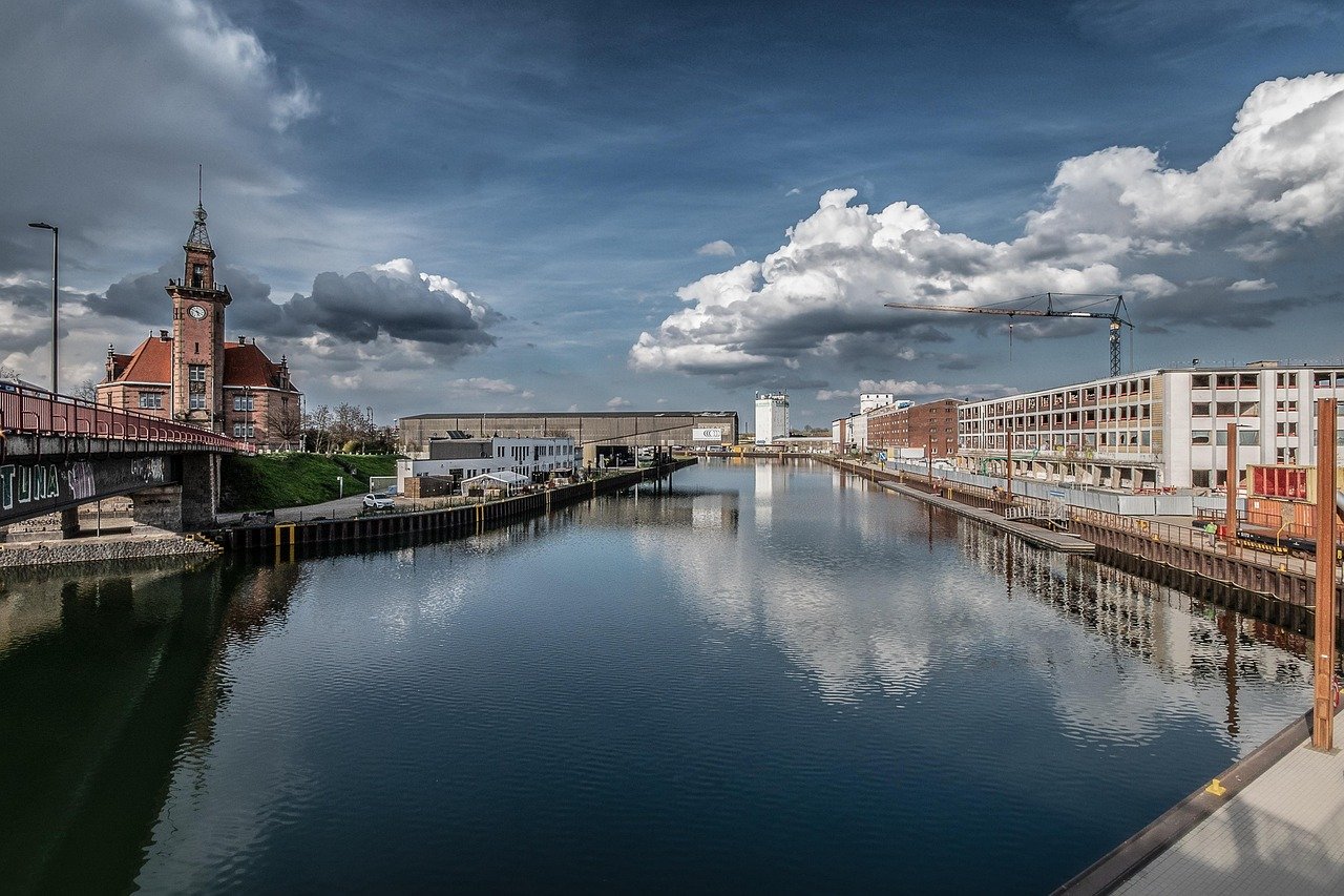 Dortmunder Hafen mit Speichergebäuden und Wasserfläche als regionaler Bezug zu Übersetzungsdienstleistungen von Nachtigal Services
