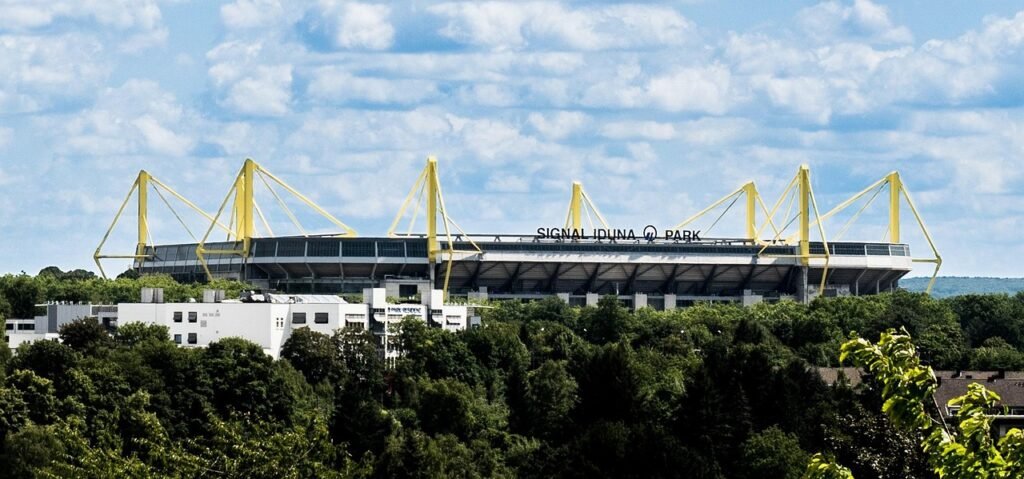 Signal Iduna Park in Dortmund unter blauem Himmel, regionaler Bezug zu beglaubigten Übersetzungen von Nachtigal Services.