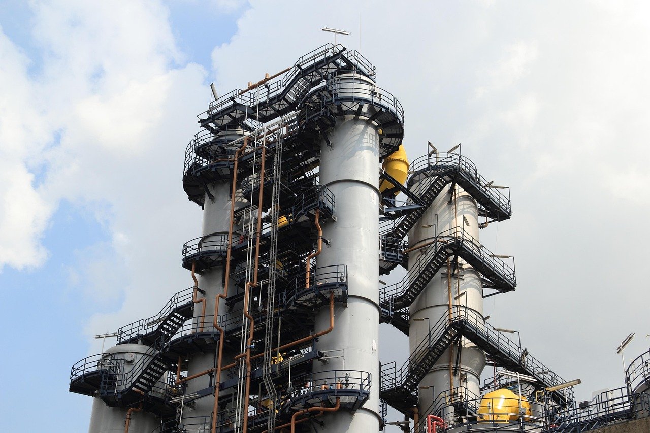 Industrieanlage in Duisburg mit komplexen Rohrsystemen und Stahlkonstruktionen als regionaler Bezug zu technischen Übersetzungen von Nachtigal Services