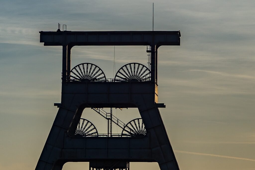 Förderturm der Zeche Zollverein in Essen bei Sonnenuntergang.