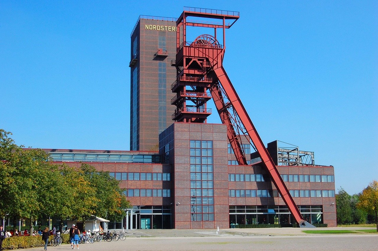 Ehemaliger Förderturm der Zeche Nordstern in Gelsenkirchen an einem sonnigen Tag als regionaler Bezug zu beglaubigten Übersetzungen