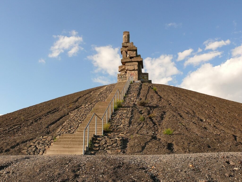 Steintreppe zur Himmelsleiter auf der Halde Rheinelbe in Gelsenkirchen – Wahrzeichen der Region für die Seite „Übersetzungen Gelsenkirchen“.