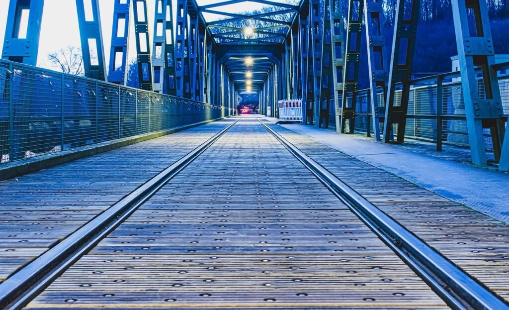 Holzbrücke mit Stahlkonstruktion in Hagen bei Abendlicht