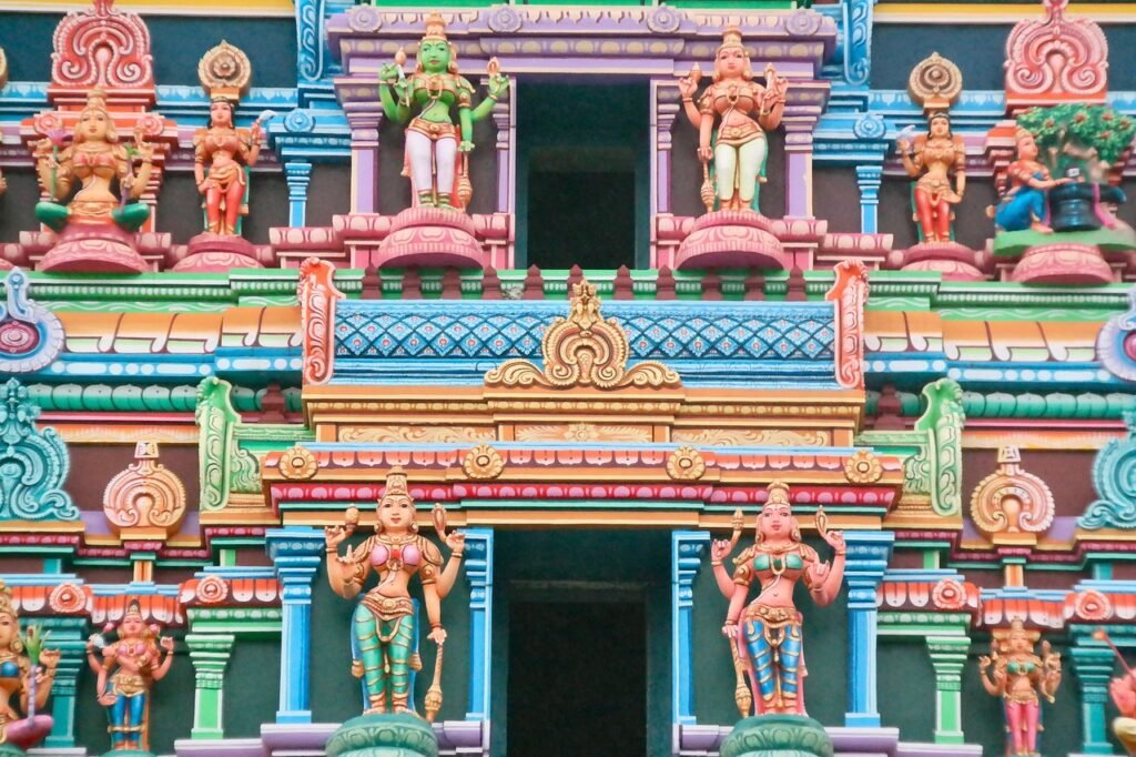 Hinduistischer Tempel in Hamm mit kunstvollen Verzierungen – kultureller Kontext für Übersetzungen durch Nachtigal Services.