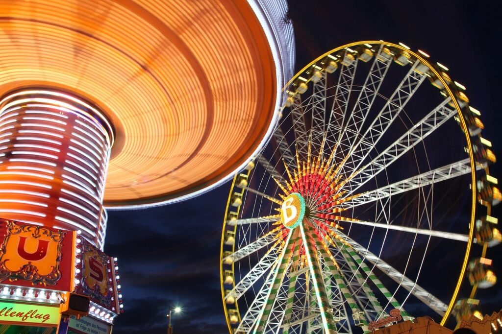 Herner Cranger Kirmes bei Nacht mit beleuchtetem Riesenrad und Fahrgeschäften – Symbol für die lebendige Stadt Herne, für die Nachtigal Services professionelle Übersetzungen anbietet.