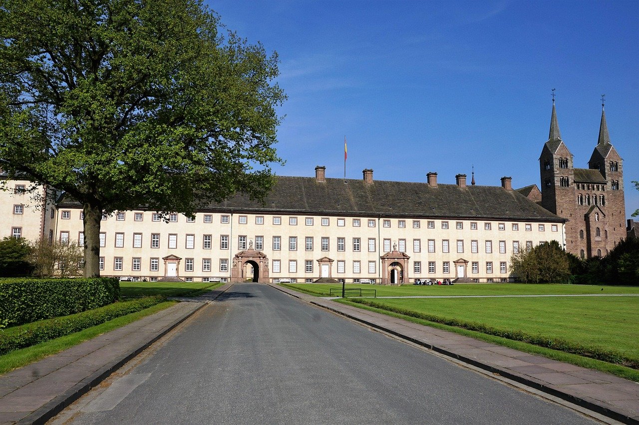 Historische Abtei Corvey in Höxter mit Westwerk und barocker Fassade bei Sonnenschein als Ortsbezug für Übersetzungen in Höxter