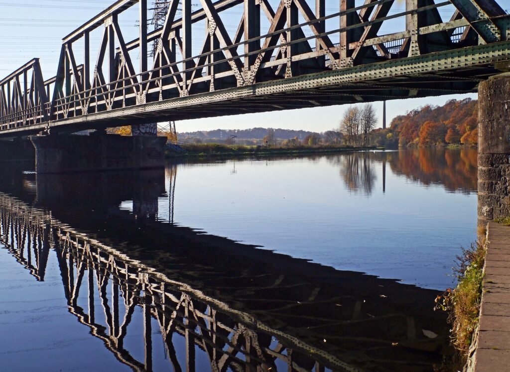 Stahlbrücke über die Ruhr in Mülheim an der Ruhr – Motiv für Nachtigal Services Übersetzungen und beglaubigte Dokumente.