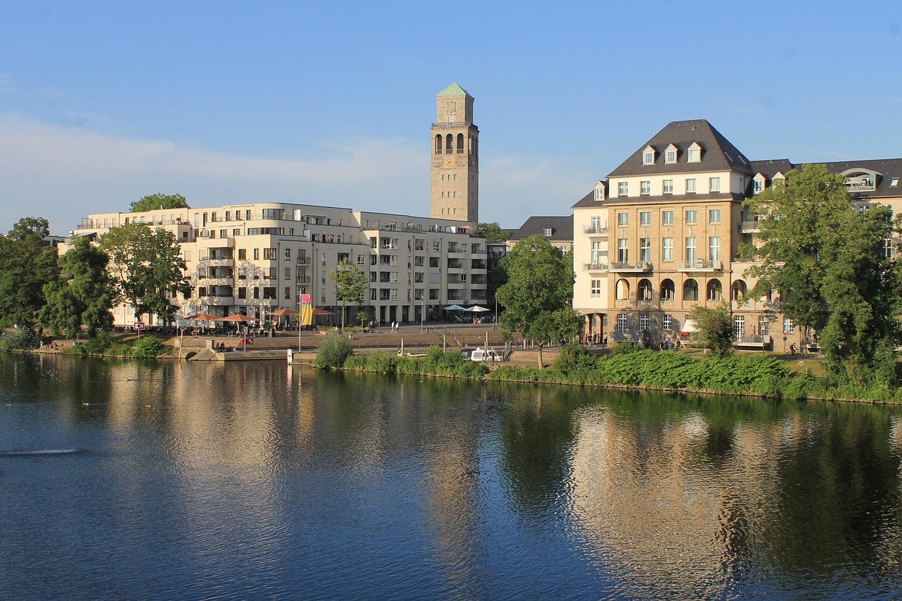Ruhrpromenade Mülheim an der Ruhr bei Sonnenschein als regionaler Bezug zu beglaubigten Übersetzungen von Nachtigal Services