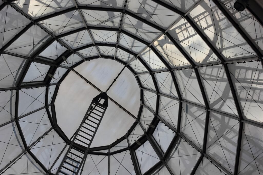 Glasdach im Centro Oberhausen von innen, geometrische Struktur mit Stahlträgern. Nachtigal Services.