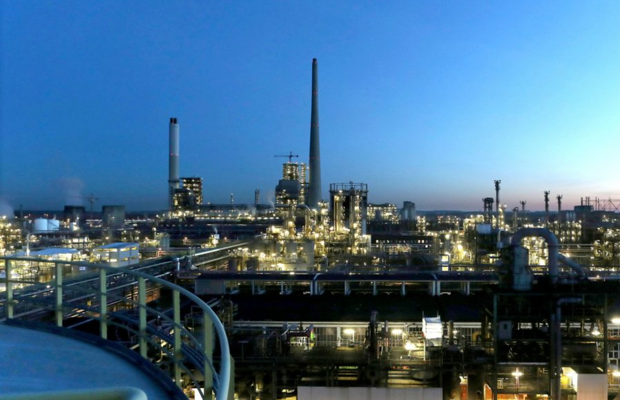 Chemiepark Marl im Ruhrgebiet mit Industrieanlagen bei Dämmerung