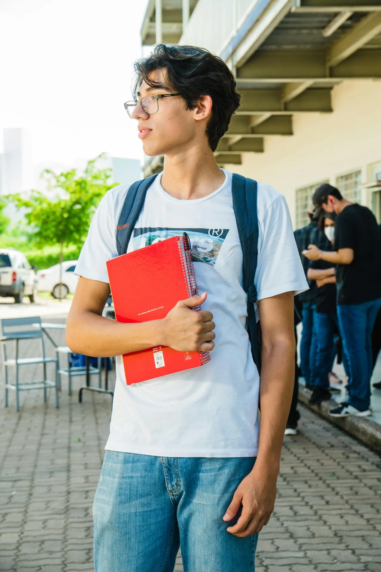Studierende Person bereitet Unterlagen für anabin und die Anerkennung eines ausländischen Hochschulabschlusses vor